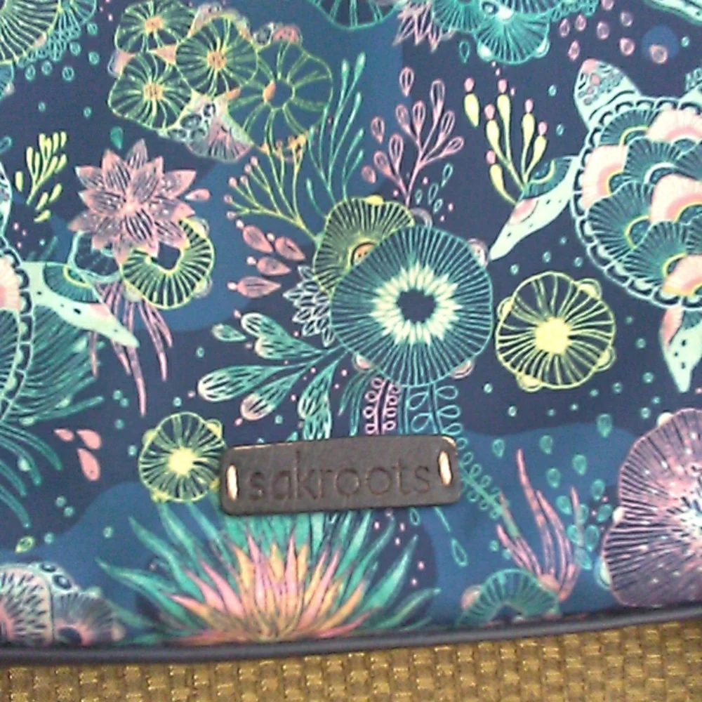 BNWOT SAKROOTS Floral Blue Backpack 5 OUTER PKTS ADJ. STRAPS (REG. SIZE) 15X13X5 - Picture 3 of 13